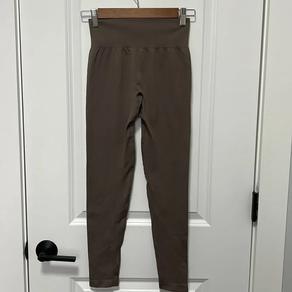OQQ || Women's All Day Soft Yoga Leggings No Front Seam Booty Snatch size Small